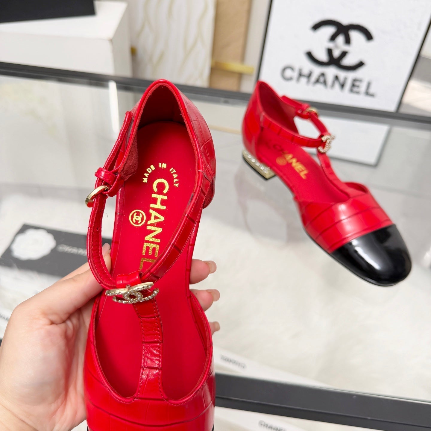 CC 26s Flat Sandals Red Black Cowhide Patent Leather 183574